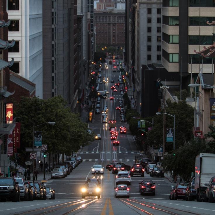 Parents evaluating schools in France